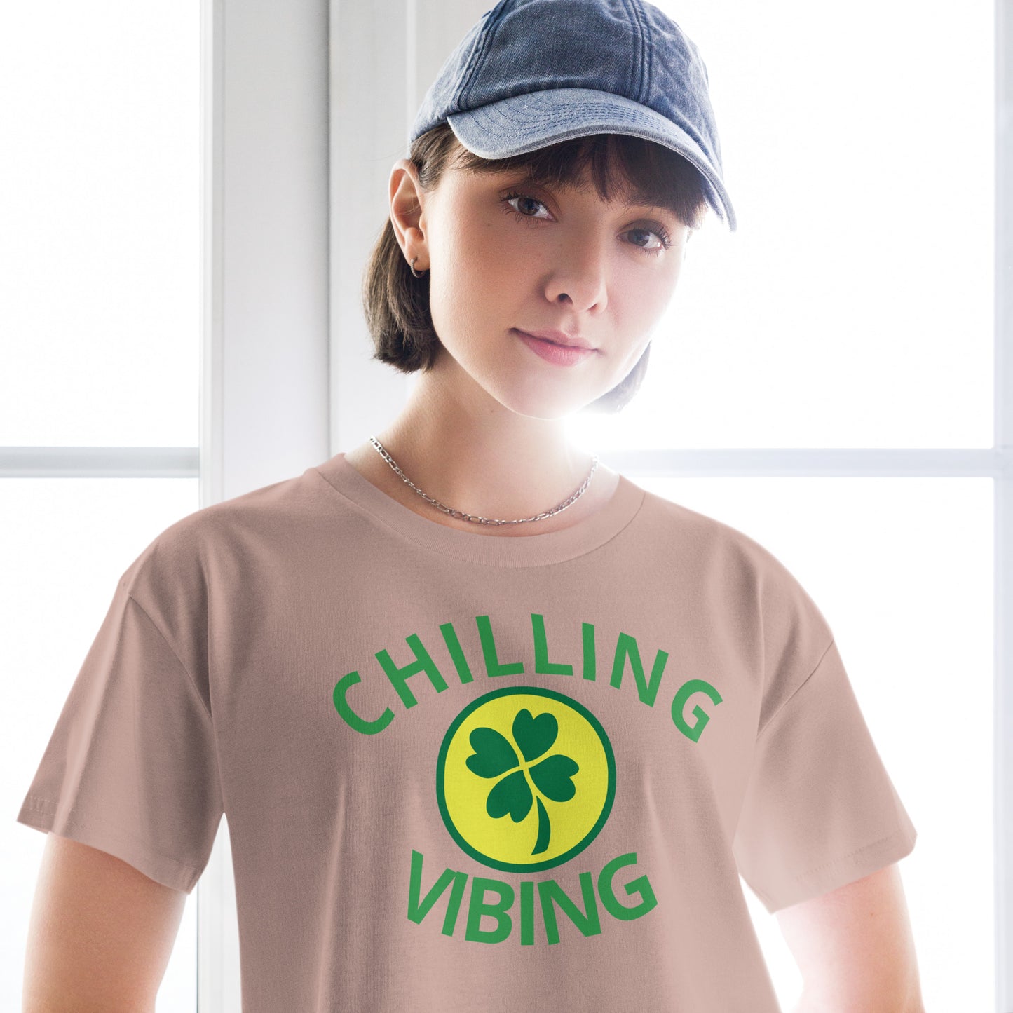 Women’s Clover Chilling N Vibing Crop Top - CHILLING N VIBING 😎