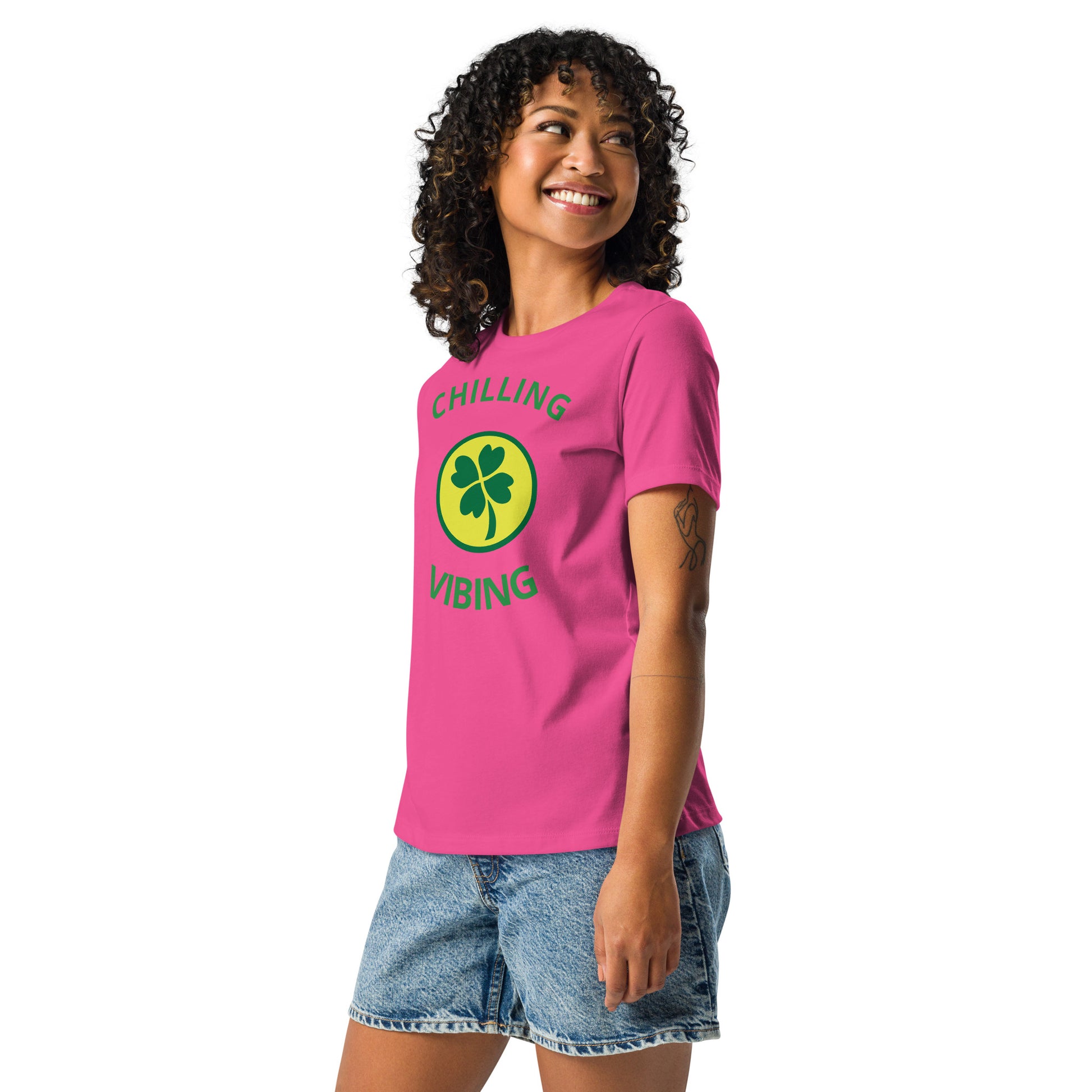 Women's Clover Chilling N Vibing Relaxed T-Shirt - CHILLING N VIBING 😎